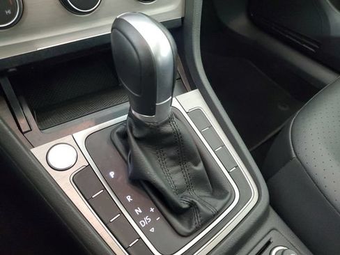Used 2017 Volkswagen Golf Wolfsburg Edition FWD image 31