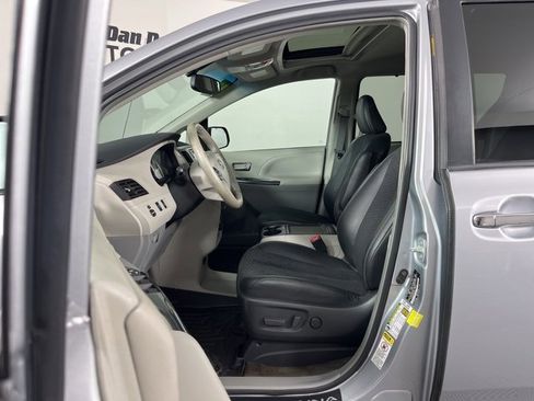 Used 2013 Toyota Sienna SE image 3