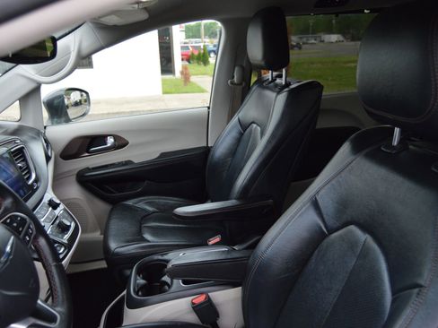 Used 2017 Chrysler Pacifica Touring-L Plus image 8