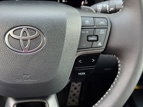 Used 2025 Toyota Camry SE w/ Convenience Package image 19