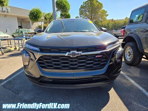 Used 2024 Chevrolet Trax RS FWD image 2