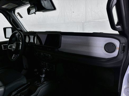 Used 2025 Jeep Wrangler Unlimited Sahara AWD/4WD image 27