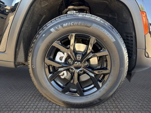 Used 2025 Jeep Grand Cherokee Altitude AWD/4WD image 15