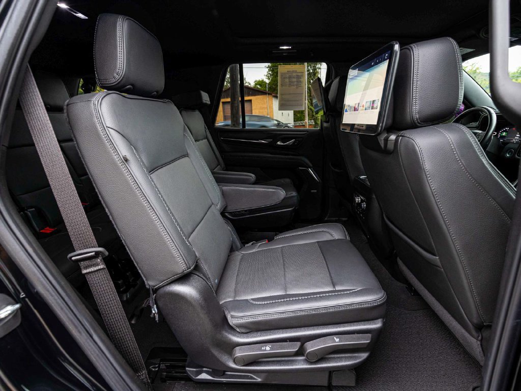 Used 2024 GMC Yukon Denali w/ Advanced Technology Package AWD/4WD image 29