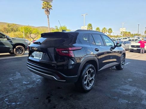 Used 2025 Chevrolet Trax LT FWD image 6
