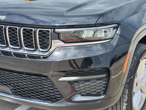 Used 2025 Jeep Grand Cherokee Laredo X RWD image 9