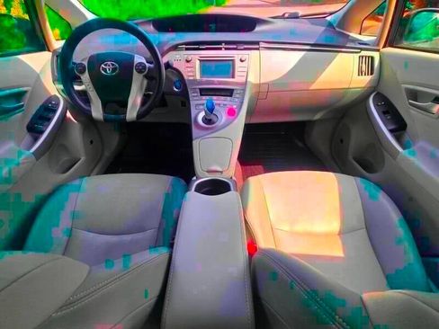Used 2014 Toyota Prius Four FWD image 2