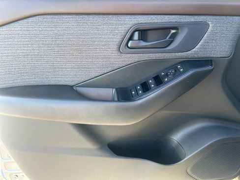 Used 2023 Nissan Rogue S image 9