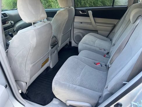 Used 2012 Toyota Highlander FWD w/ Tech Pkg image 6