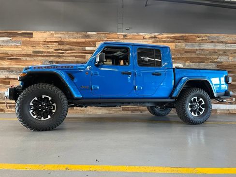 Used 2024 Jeep Gladiator Rubicon AWD/4WD image 28
