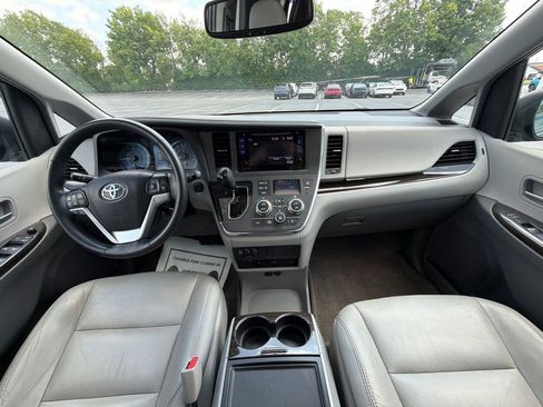 Used 2017 Toyota Sienna XLE Premium FWD image 12