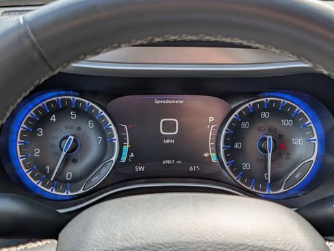 Used 2023 Chrysler Pacifica Touring-L FWD image 23