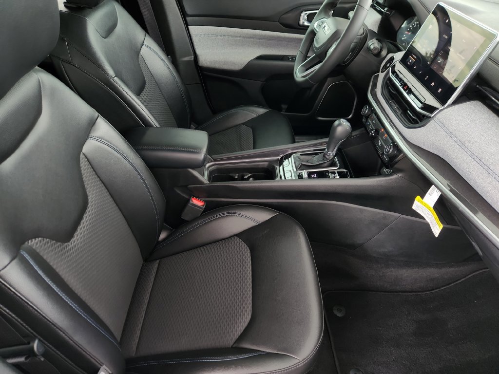 Used 2024 Jeep Compass Latitude AWD/4WD image 15
