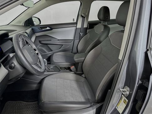 Used 2023 Volkswagen Taos SE w/ Panoramic Sunroof Package image 8