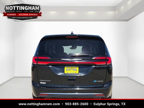 Used 2023 Chrysler Pacifica Touring-L FWD image 5