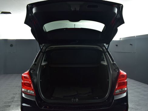 Used 2022 Chevrolet Trax LT w/ LT Convenience Package image 12