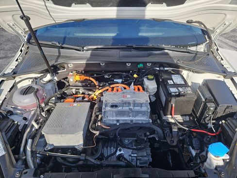 Used 2017 Volkswagen e-Golf SEL Premium image 32