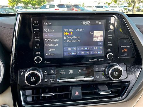 Used 2021 Toyota Highlander XLE FWD image 32