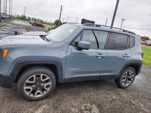 Used 2018 Jeep Renegade Latitude w/ Cold Weather Group AWD/4WD image 2