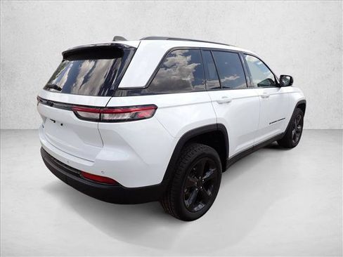 Used 2023 Jeep Grand Cherokee Altitude AWD/4WD image 4