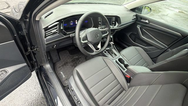 Used 2024 Volkswagen Jetta SE FWD image 17