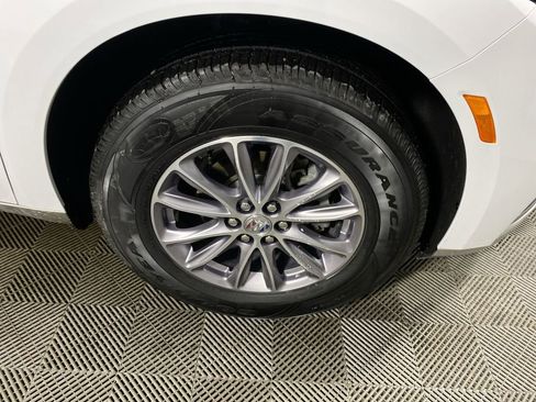 Used 2023 Buick Enclave Essence image 10