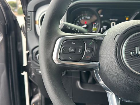 Used 2025 Jeep Wrangler Sahara image 17