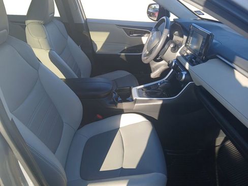 Used 2021 Toyota RAV4 XLE Premium image 16
