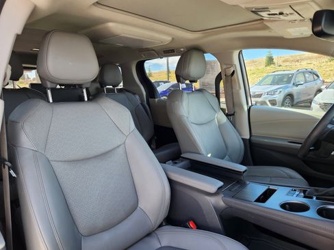 Used 2023 Toyota Sienna Limited image 16