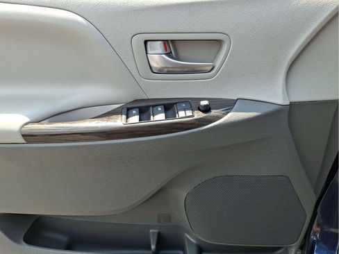 Used 2020 Toyota Sienna XLE Premium w/ Carpet Mat Package FWD image 11