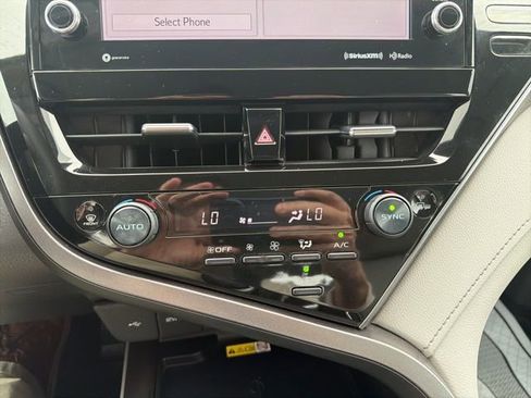 Used 2022 Toyota Camry XLE image 11