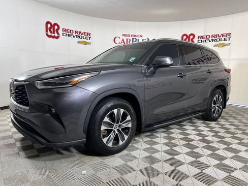 Used 2021 Toyota Highlander XLE FWD image 3