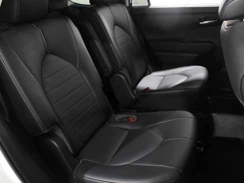 Used 2021 Toyota Highlander XLE image 19