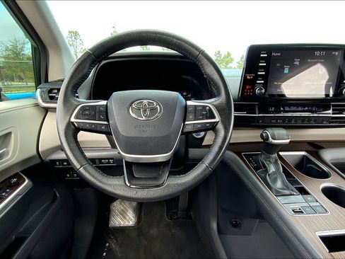 Used 2022 Toyota Sienna XLE image 5