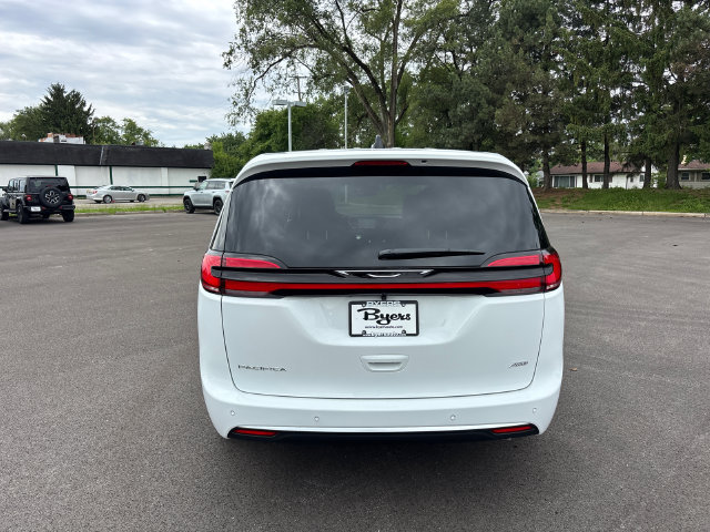 New 2027 Chrysler Pacifica Select w/ Family Tech Group AWD/4WD image 33