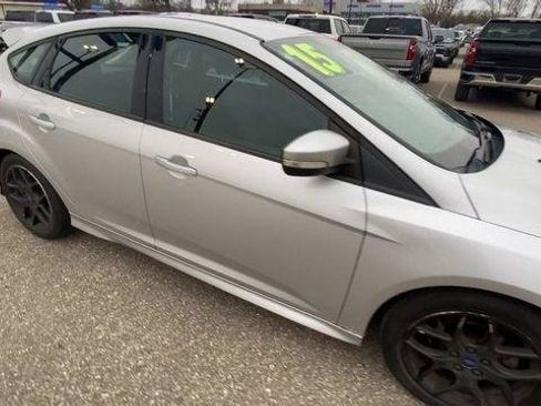 Used 2015 Ford Focus SE w/ SE Sport Package FWD image 3