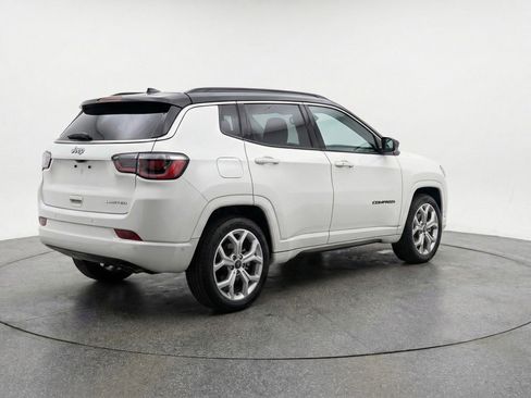 Used 2025 Jeep Compass Latitude AWD/4WD image 9