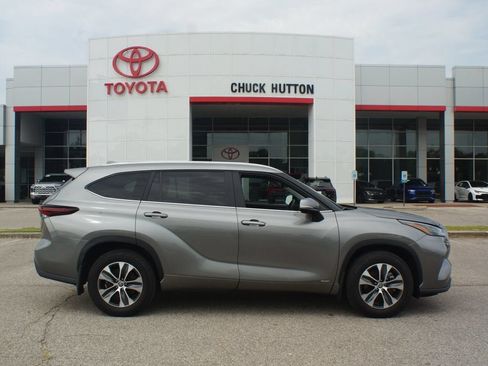 Certified 2026 Toyota Highlander XLE AWD/4WD image 1