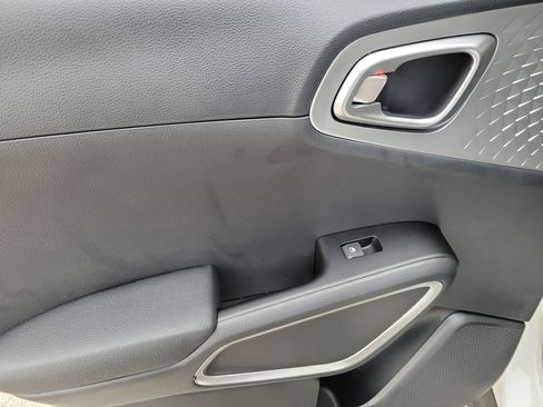 Used 2025 Kia Soul LX w/ LX Technology Package image 13