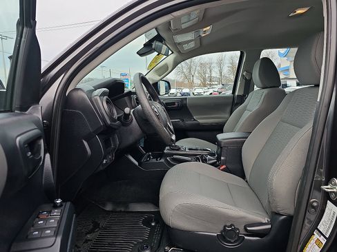 Used 2018 Toyota Tacoma SR image 13