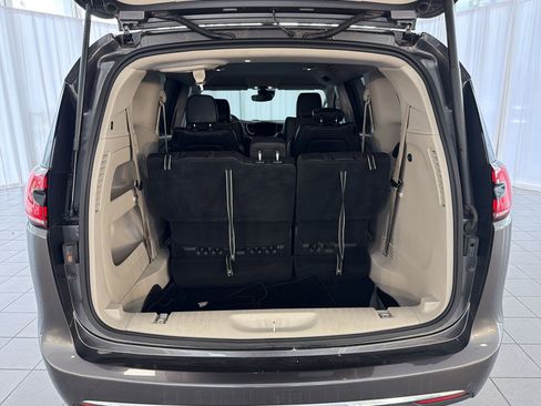 Used 2022 Chrysler Pacifica Touring-L image 33