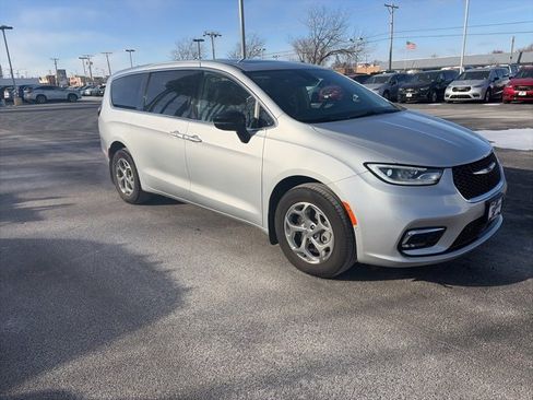 Used 2024 Chrysler Pacifica Limited w/ Uconnect Theater Family Group image 8