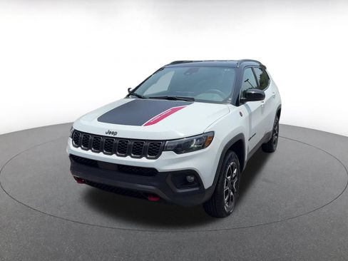 Used 2025 Jeep Compass Trailhawk AWD/4WD image 4