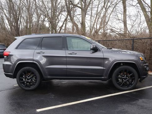 Used 2019 Jeep Grand Cherokee Altitude image 9