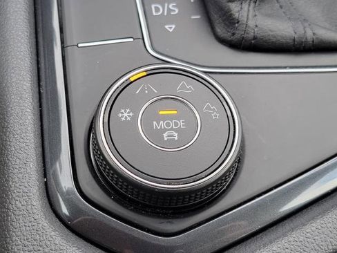 Used 2020 Volkswagen Tiguan SE image 32