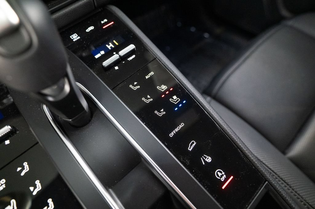 Certified 2025 Porsche Macan AWD/4WD image 26