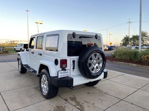 Used 2016 Jeep Wrangler Unlimited Sahara w/ Connectivity Group image 8