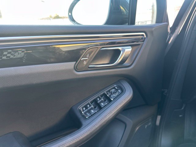 Used 2021 Porsche Macan AWD/4WD image 32