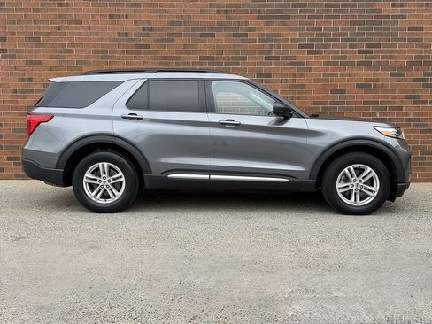 Used 2022 Ford Explorer XLT w/ Equipment Group 202A image 8