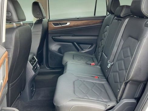 Used 2025 Volkswagen Atlas SE image 15